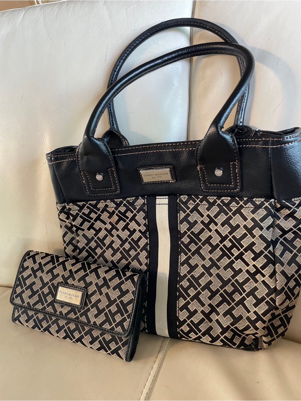 🇺🇸  Tommy Hilfiger Black & Cream Signature Tote with Wallet